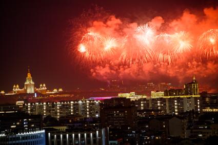 Праздничный салют в честь Дня Победы в Москве