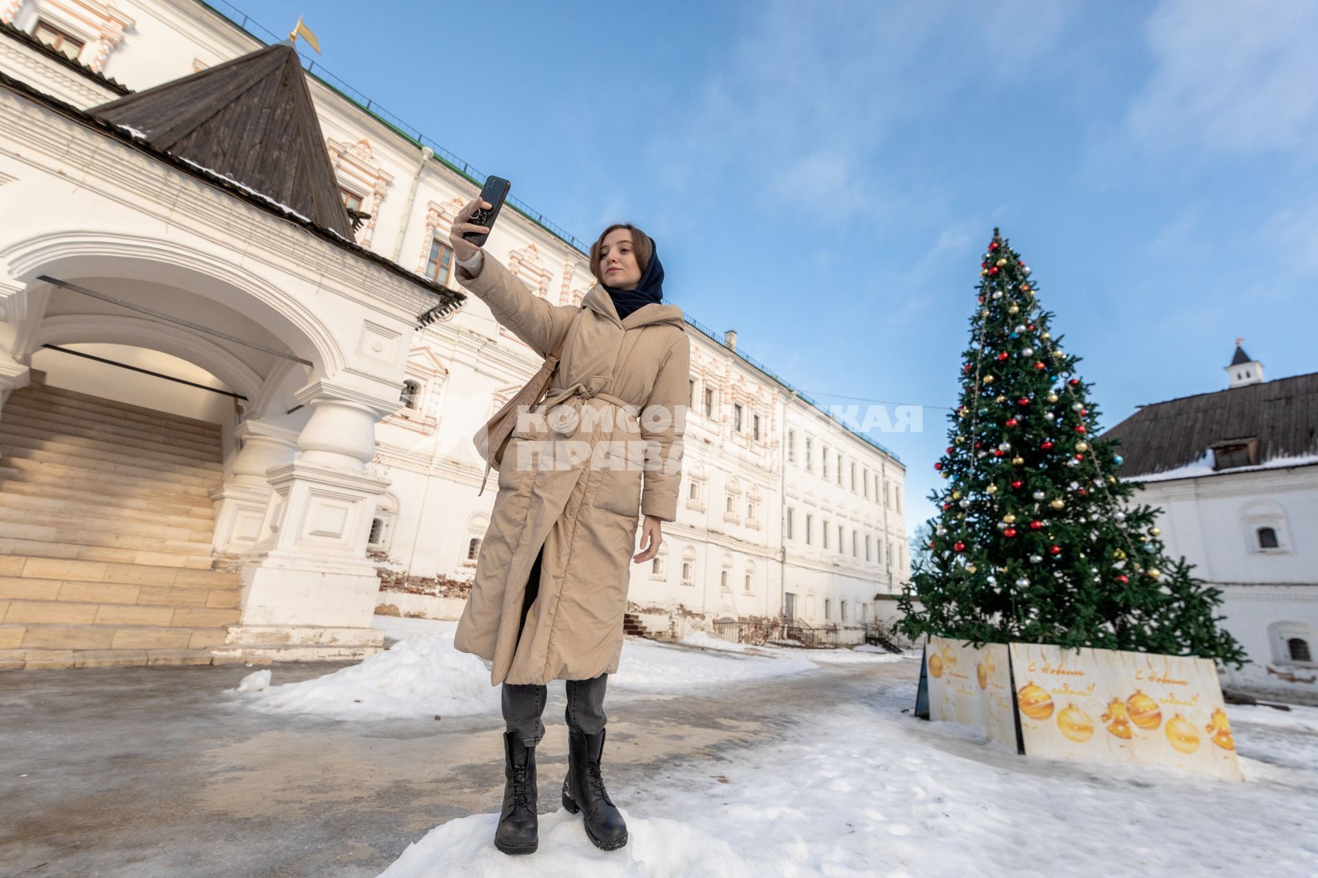 Рязань. Девушка фотографируется на территории Рязанского кремля.