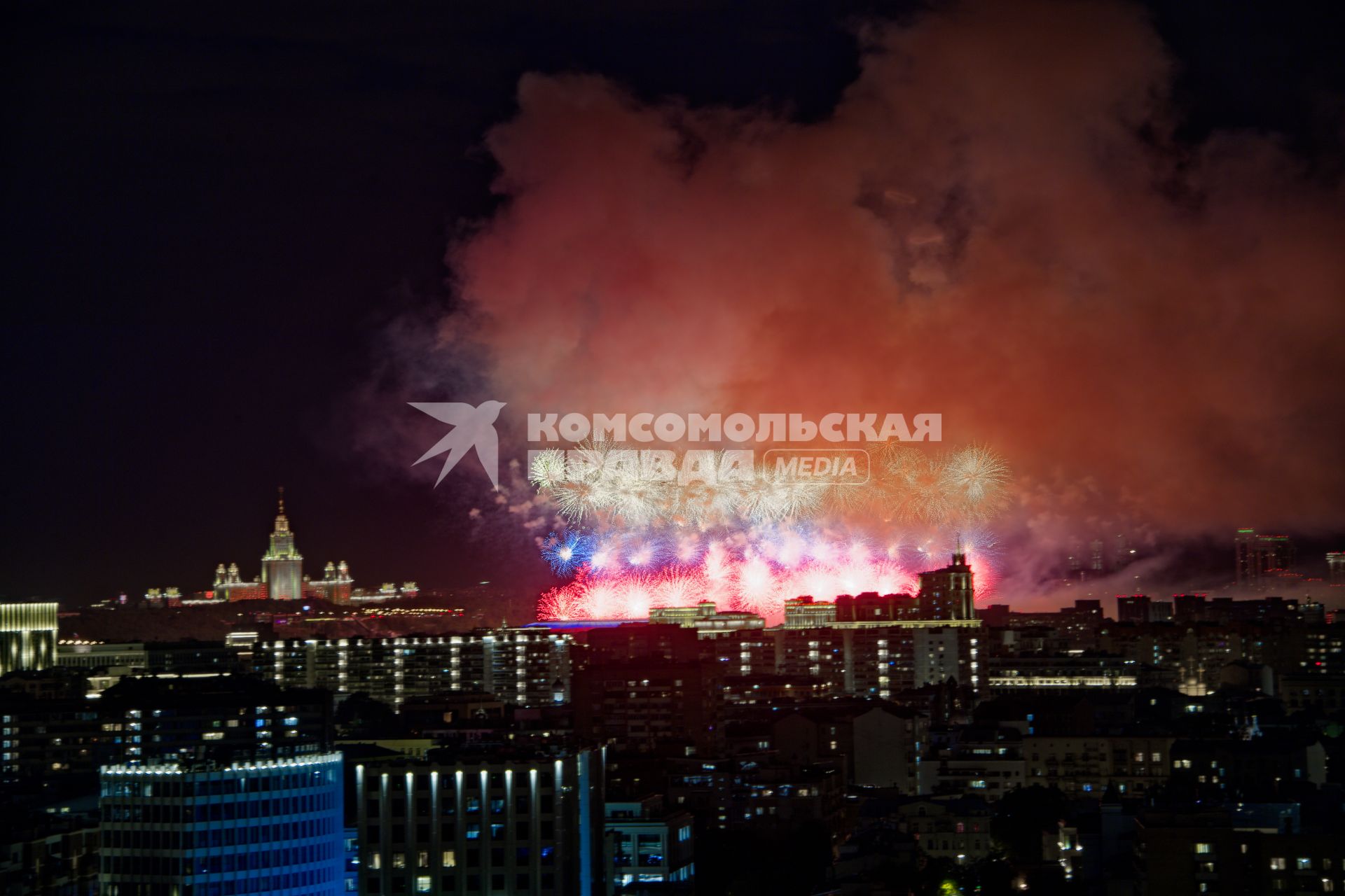 Праздничный салют в честь Дня Победы в Москве